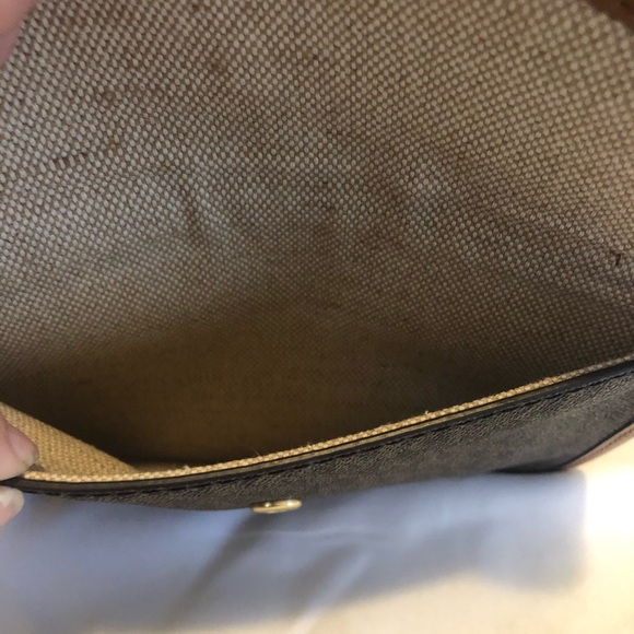 Michael Kors oversized tote and snap pouch. - Picture 10 of 16